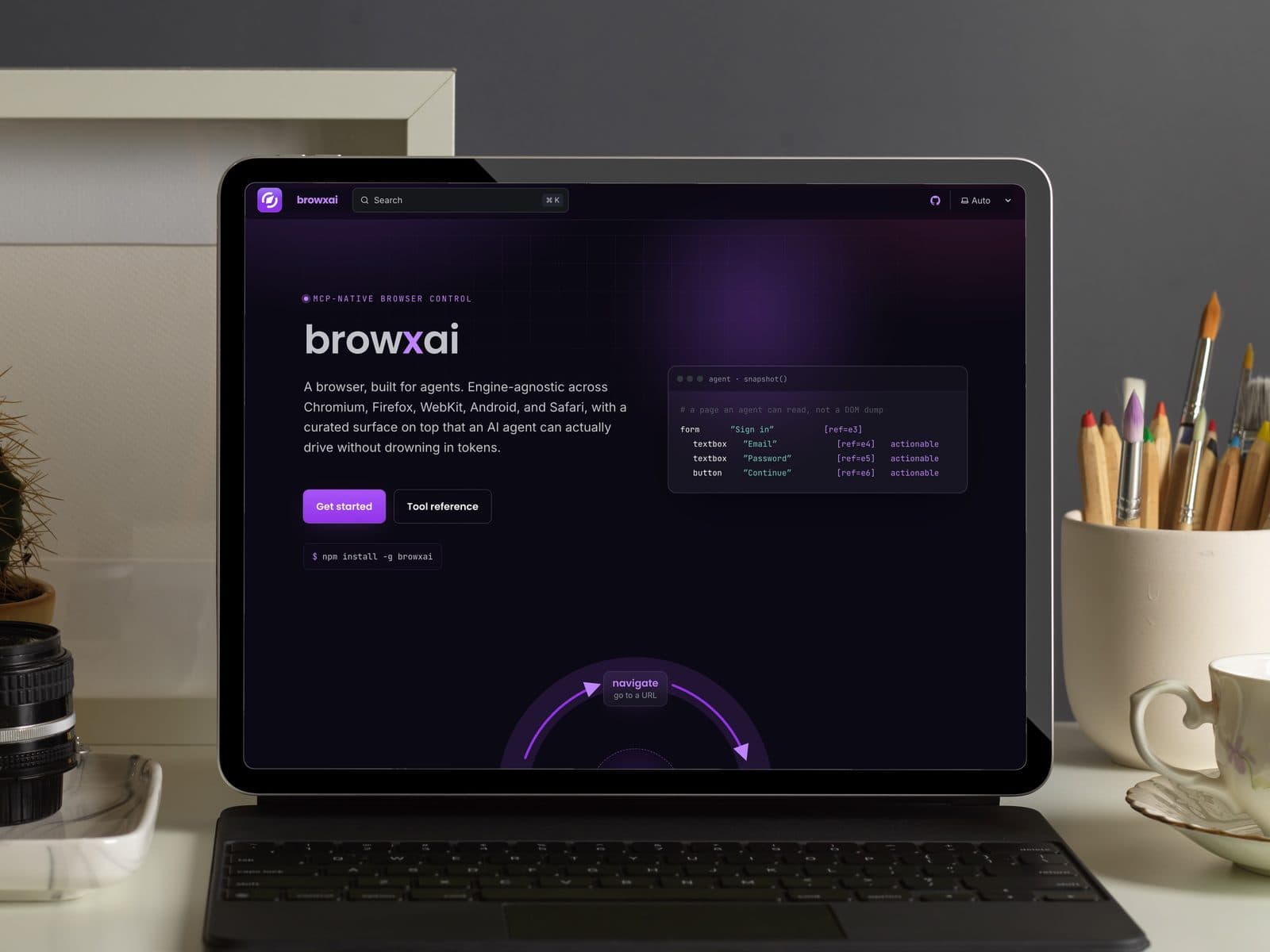 Una tauleta amb teclat que mostra la web de browxai, l'eina de control de navegador que Kalebtec construeix per a agents d'IA