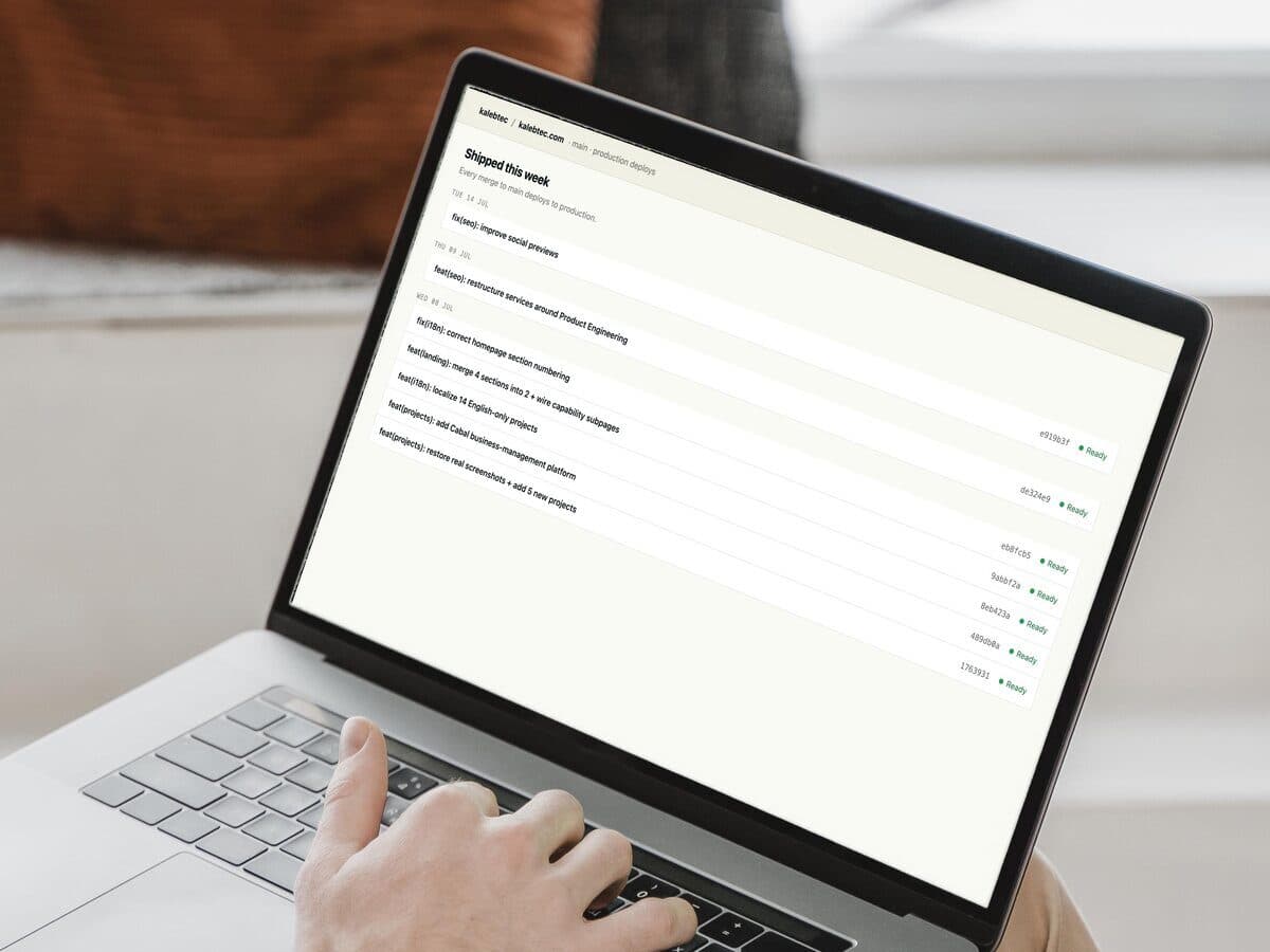 Um portátil com o registo real de implementações em produção deste site na semana de 8 de julho