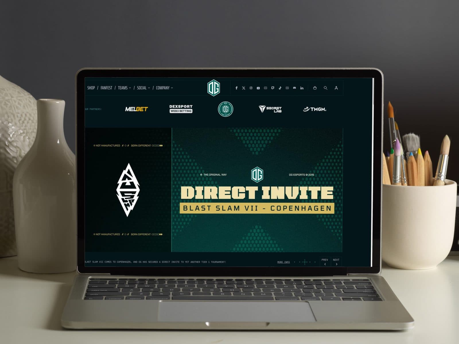 Un ordinateur portable sur un bureau affichant la page d'accueil du site d'OG Esports