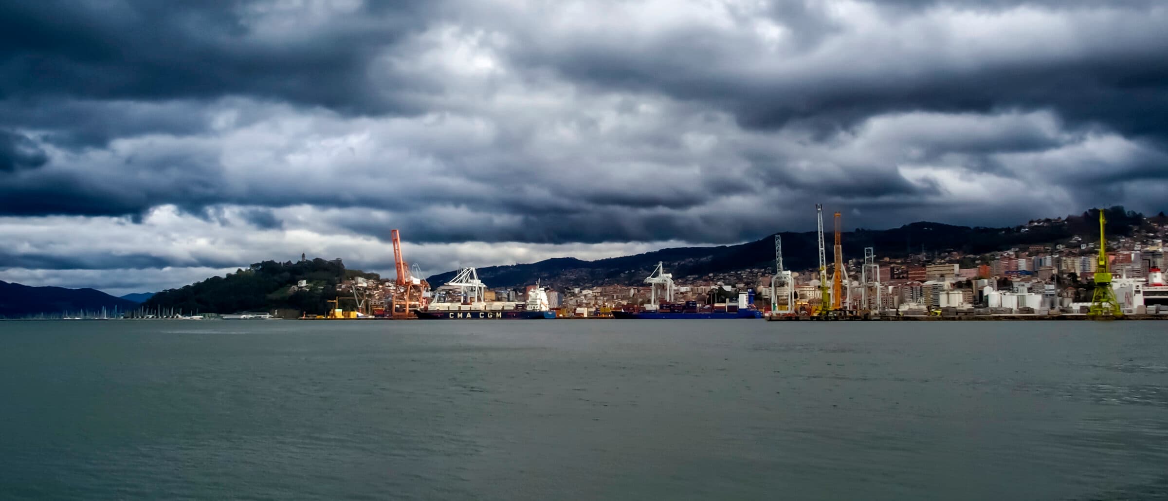 Vigo vista do Monte do Castro: os telhados da cidade velha, o porto e a ria ao fundo