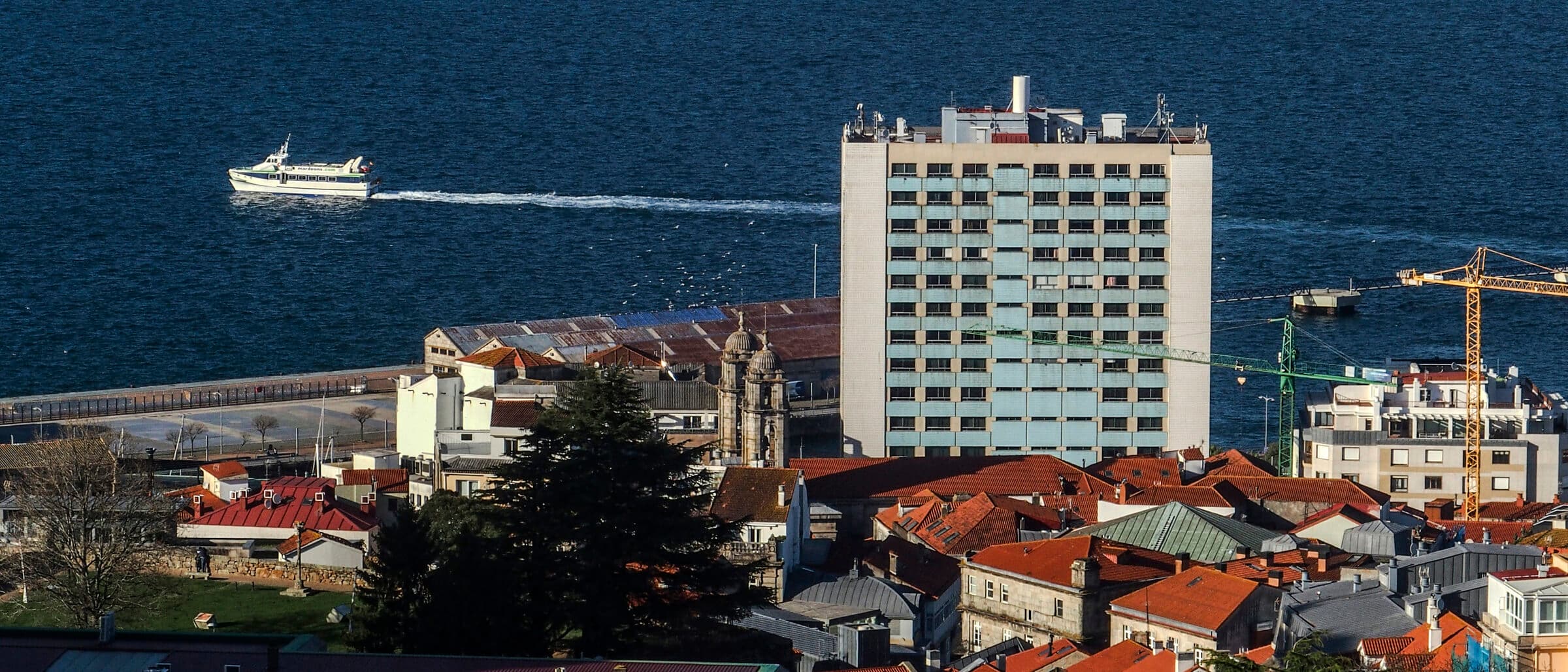 Vigo vista do Monte do Castro: os telhados da cidade velha, o porto e a ria ao fundo